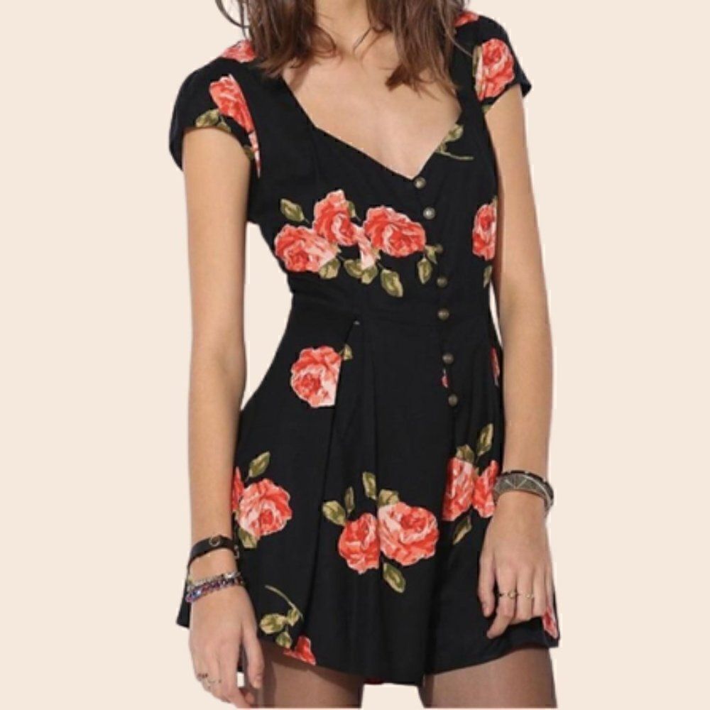 Urban Outfitters Kimchi Blue Black Rose Print Lace Up Romper Playsuit Size XS - Picture 1 of 14